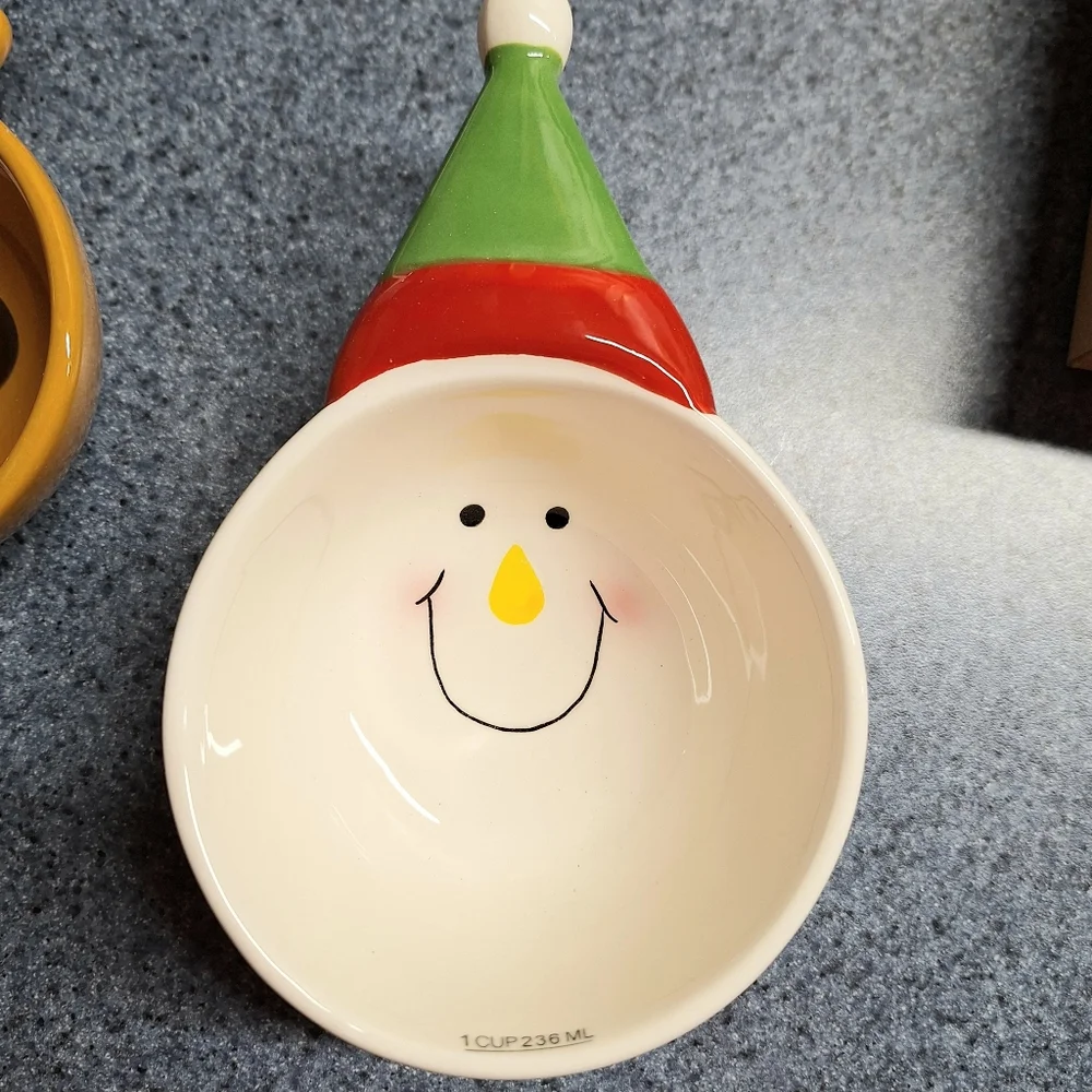 Avon Festive Holiday Ceramic Measuring Cups and Cookie Cutter Bundle, NWT